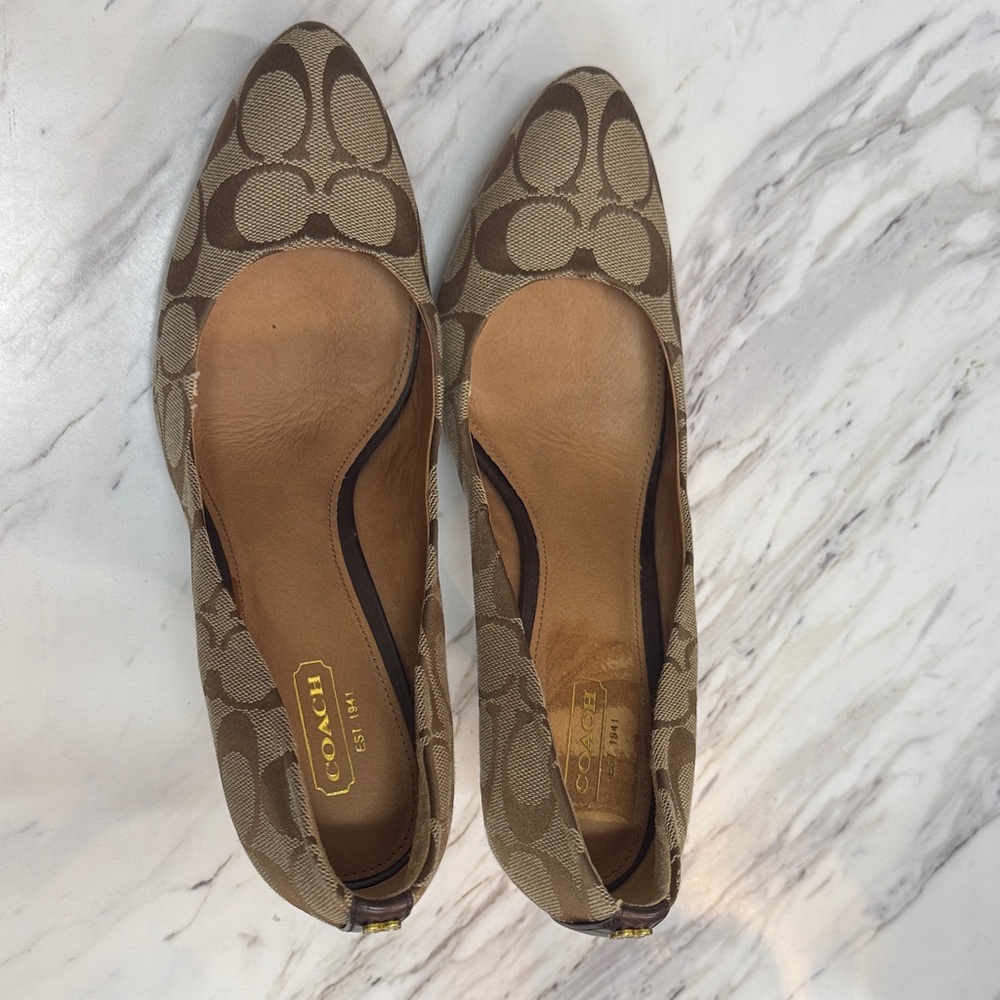 Coach Signature Pattern Tan Heels - Picture 6 of 6